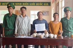 Các đối tượng cùng tang vật liên quan tại cơ quan chức năng. (Ảnh: Võ Dung/TTXVN)