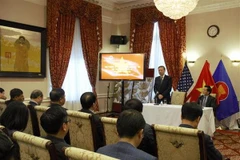 Đại tướng Tô Lâm, Ủy viên Bộ Chính trị, Bộ trưởng Bộ Công an nói chuyện với cán bộ, nhân viên Đại sứ quán Việt Nam tại Hoa Kỳ. (Ảnh: Đặng Huyền/TTXVN)