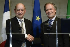 Ngoại trưởng Italy Enzo Moavero (phải) và Ngoại trưởng Pháp Jean-Yves Le Drian (trái) tại cuộc họp báo ở Rome,Italy. (Nguồn: AFP/TTXVN)