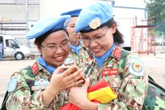 Nữ sỹ quan của Việt Nam lên đường thực thi các nhiệm vụ gìn giữ hòa bình tại Cộng hòa Trung Phi và Nam Sudan. (Ảnh: TTXVN)