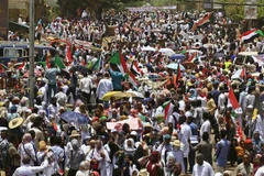 Hàng nghìn người biểu tình tập trung bên ngoài tổng hành dinh quân đội ở thủ đô Khartoum, phản đối Hội đồng quân sự chuyển tiếp điều hành đất nước. (Nguồn: AFP/TTXVN)