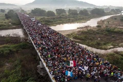 Người di cư Honduras rời khu vực Arriaga để tới San Pedro Tapanatepec, miền nam Mexico, trong hành trình tới Mỹ. (Nguồn: AFP/TTXVN)