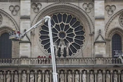 Nhân viên cứu hỏa kiểm tra mức độ thiệt hại sau vụ hỏa hoạn tại Nhà thờ Đức Bà Paris. (Nguồn: THX/TTXVN)