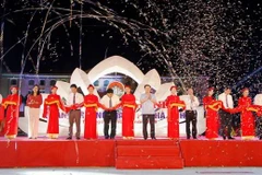 Phó Thủ tướng Vương Đình Huệ và các đại biểu cắt băng khánh thành. (Ảnh: Phan Quân/TTXVN)