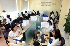 Hỗ trợ khách hàng online tại Trung tâm Đấu thầu qua mạng quốc gia (Bộ Kế hoạch và Đầu tư). (Ảnh: Danh Lam/TTXVN)