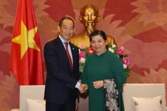 Phó Chủ tịch Thường trực Quốc hội Tòng Thị Phóng tiếp tiến sỹ Takeshi Kasai, Giám đốc Tổ chức Y tế Thế giới khu vực Tây Thái Bình Dương. (Ảnh: Dương Giang/TTXVN)