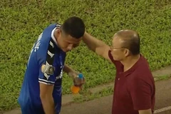 Huấn luyện viên đội tuyển Việt Nam Park Hang-seo xuống tận sân an ủi cậu học trò Anh Đức (Nguồn: OnSport)