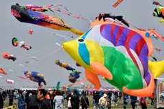 Những cánh diều đủ màu sắc, kiểu dáng được giới thiệu tại Liên hoan Diều Quốc tế lần thứ 36 ở Duy Phường, tỉnh Sơn Đông, Trung Quốc ngày 20/4. (Nguồn: THX/TTXVN)