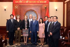 Bí thư Thành ủy Thành phố Hồ Chí Minh Nguyễn Thiện Nhân chụp ảnh lưu niệm cùng các đại biểu. (Ảnh: Xuân Khu/TTXVN)