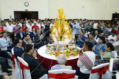 Lãnh đạo Đảng, Nhà nước tham dự nghi lễ buộc chỉ cổ tay. (Ảnh: Lâm Khánh/TTXVN)