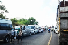 Hàng ngàn xe đậu kín hai bên đường gây ùn tắc trên Quốc lộ 1A