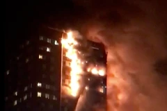 Lửa đã lan từ tầng hai lên tầng thượng của tòa nhà. (Nguồn: Guardian)