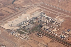 Nổ lớn và lửa cháy xuất hiện tại khu vực sân bay Damascus. (Nguồn: Daily Mail)