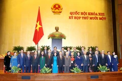 Các vị lãnh đạo Đảng và Nhà nước với các Ủy viên và nguyên Ủy viên Ủy ban Thường vụ Quốc hội tại phiên bế mạc. (Ảnh: Nhan Sáng​/TTXVN)
