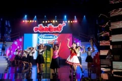 Các thí sinh nhí biết cách kết hợp nhịp nhàng với đội phụ họa (Ảnh: Internet)