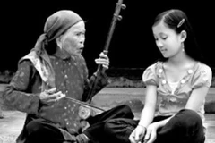 Nghệ nhân Hà Thị Cầu truyền nghề cho thế hệ trẻ (Ảnh: Báo Ninh Bình)