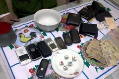 Xuất phát từ nợ nần khi đánh bạc, nhóm 9X đã bị các đối tượng bắt giữ, ép viết giấy nợ (Ảnh minh họa. Sơn Bách/Vietnam+)