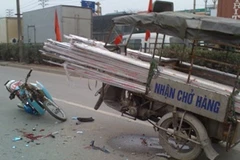 Tại hiện trường, chiếc xe ba bánh vẫn còn nằm "nghênh ngang" giữa quốc lộ 5. (Ảnh: Trung Kiên/Vietnam+)