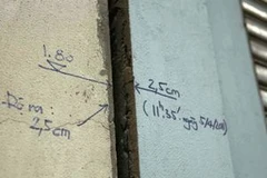 Mức nghiêng được ghi nhận tại hiện trường (Ảnh: Sơn Bách/Vietnam+)