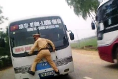 Tình trạng chống người thi hành công vụ ngày càng đáng báo động (Ảnh cắt từ clip CSGT đánh đu trên cần gạt nước ngày 9/4 tại Ba Vì)