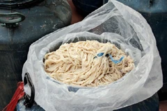 Lòng lợn đã qua sơ chế bốc mùi khó chịu (Ảnh: Sơn Bách/Vietnam+)