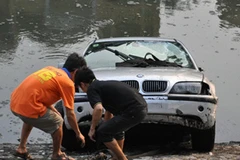 Chiếc xe được kéo lên bờ (Ảnh: Sơn Bách/Vietnam+)