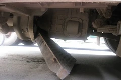 Gầm xe bị mảnh gang từ hố ga đâm thủng (Ảnh: Sơn Bách/Vietnam+)