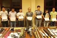 Các đối tượng và tang vật đường dây cá độ tại Bắc Ninh. (Ảnh: Sơn Bách/Vietnam+)