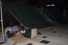 Người dân dựng lều bạt ngay trước sảnh tòa nhà cao nhất Việt Nam đêm 3/12 (Ảnh: Sơn Bách/Vietnam+)