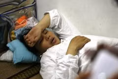 Sản phụ Trần Thị Thơm nghẹn ngào trong nỗi đau mất con. (Ảnh: Sơn Bách/Vietnam+)