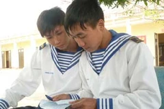 Cùng đọc thư gửi từ hậu phương (Ảnh: Sơn Bách/Vietnam+)