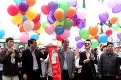 Màn thả bóng mang thông điệp "Chung tay vì bệnh nhân máu khó đông". (Ảnh: Tâm Tâm/Vietnam+)