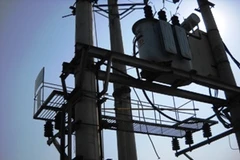 Vị trí đặt trạm biến áp "chỏng chơ" mỗi khung giá đỡ. (Ảnh: Sơn Bách/Vietnam+)