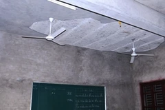 Mảng trần rơi xuống tại lớp 1C (Ảnh: PV/Vietnam+)