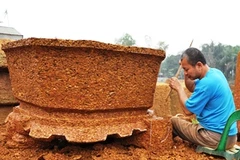 Chế tác tượng từ đá ong (Ảnh: Phương Mai/Vietnam+)