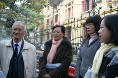 Đại diện các gia đình vẫn bám vào những tín hiệu mong manh để hy vọng (Ảnh: Sơn Bách/Vietnam+)