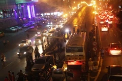 Toàn cảnh vụ xe buýt đâm thanh chắn giới hạn chiều cao (Ảnh: Sơn Bách/Vietnam+)