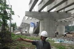 Người bảo vệ này đã ngăn cản không cho phóng viên tiếp cận hiện trường. (Ảnh: Sơn Bách/Vietnam+)