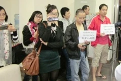 Bức xúc trước hành động đơn phương cắt thang máy, hàng trăm người dân đã tập trung phản đối (Ảnh: Sơn Bách/Vietnam+)