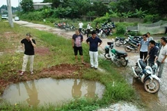 Hố nước nơi cháu Ngọc rơi xuống (Ảnh: CTV)