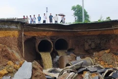 Hố tử thần chụp từ phía công trường bên cạnh (Ảnh: Sơn Bách/Vietnam+)