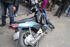 Chiếc xe máy bị hỏng nặng sau vụ việc (Ảnh: Sơn Bách/Vietnam+)