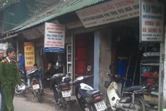 Lực lượng chức năng đang tiến hành phong tỏa hiện trường (Ảnh: PV/Vietnam+)