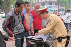 2 đối tượng bị tổ công tác Y8 bắt giữ (Ảnh: Sơn Bách/Vietnam+)