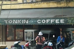 Xe thương binh án ngữ trước cửa quán Cafe Tonkin. (Ảnh: Sơn Bách/Vietnam+)