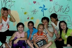 Các trẻ em nhiễm Dioxin làng trẻ Hòa Bình trong niềm hạnh phúc được chụp ảnh cùng nhau.(Ảnh: PV/ Vietnam+) 