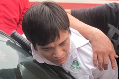 Lái xe Phạm Văn Toàn bị khống chế (Ảnh: CQCN)