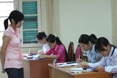 Thí sinh làm bài thi tại hội đồng Đại học Khoa học Tự nhiên (Ảnh: Phạm Mai/Vietnam+)