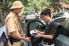 Cảnh sát giao thông tiến hành kiểm tra xử phạt vi phạm giao thông. (Ảnh: Mạnh Hùng/Vietnam+)