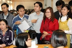 Bốc thăm quyền được mua nhà cho người thu nhập thấp tại Nhà CT1 Ngô Thì Nhậm. (Ảnh: Tuấn Anh/TTXVN)